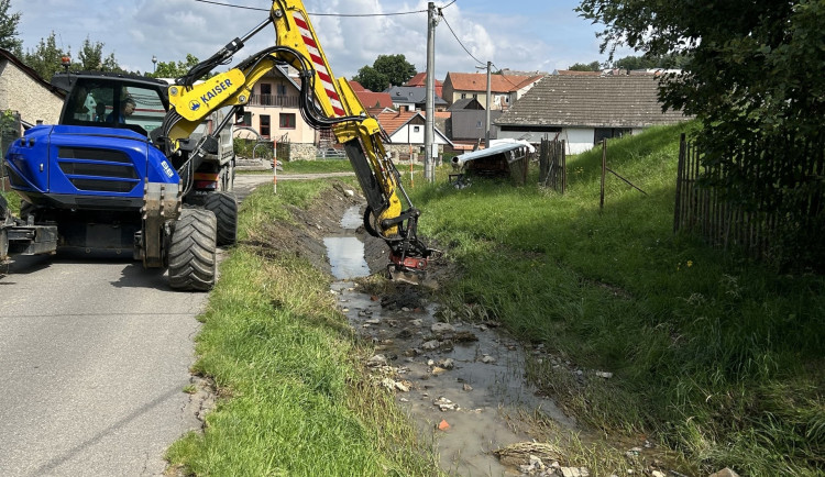 Kamenicí se prohnala blesková povodeň, těžká technika nyní upravuje potok