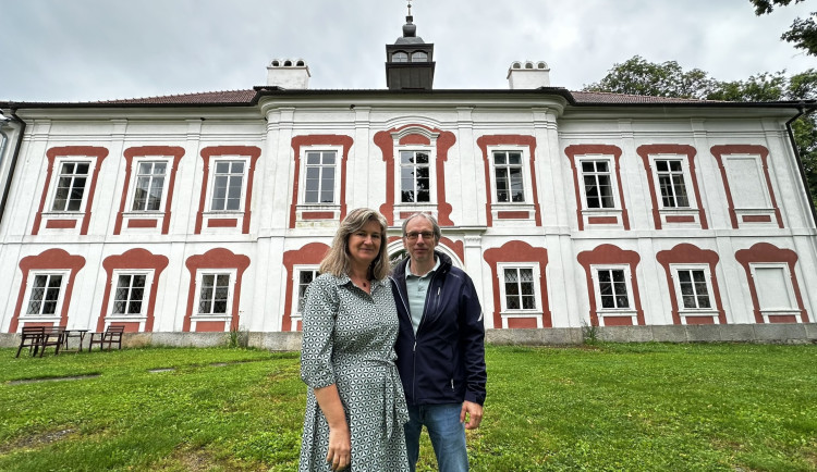 Místo staré chalupy si manželé pořídili zchátralý pošumavský zámek, který skvěle zrekonstruovali