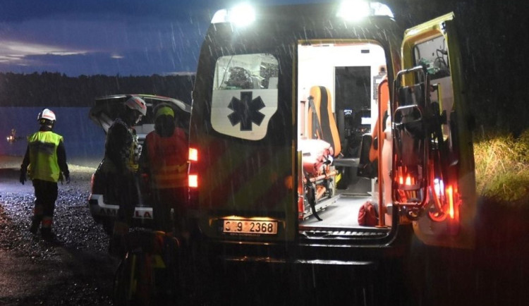 Záchranářku na výjezdu surově napadl zdrogovaný i opilý muž. Navíc plival, kousal a vyhrožoval zabitím