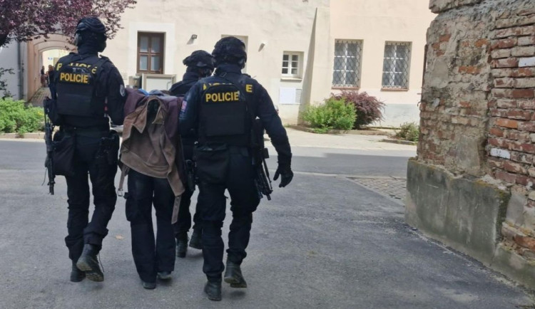 Mladí ukrajinští kurýři vybírali pro podvodníky miliony. Policie je chytila při předání peněz