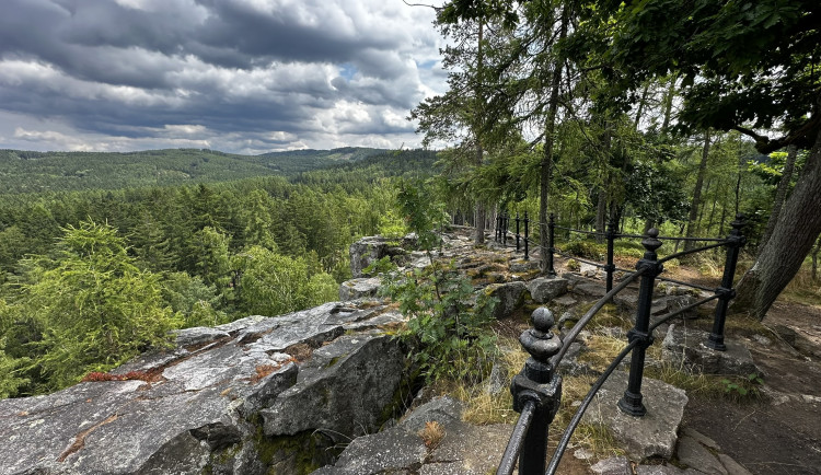 Na romantickou Jindřichovu skálu i ke zřícenině hradu Valdek. Úžasný výlet v srdci Brd zvládnou i děti