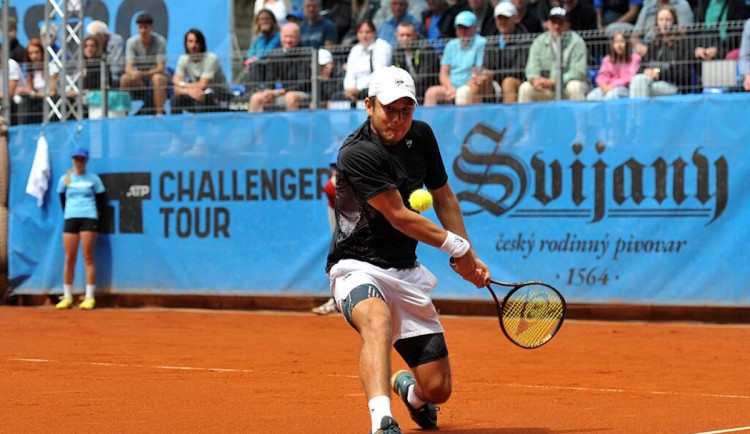 Tenisové Svijany Open vyhrál Peruánec Bueno. Ve finále mu stačil set