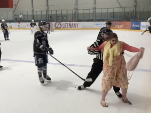 VIDEO: Hokejová matka vtrhla na led při zápase v Letňanech. Sudí ji z plochy vytlačil