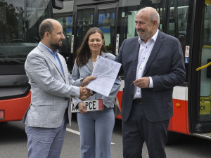 Praha darovala Ukrajině 15 autobusů, celkem tam poslala 71 vozidel