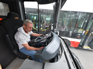 Praha darovala Ukrajině 15 autobusů, celkem tam poslala 71 vozidel