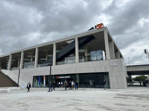 Terasu nádraží Bubny nakonec otevřou, ale omezeně. Už ji stihl počmárat vandal