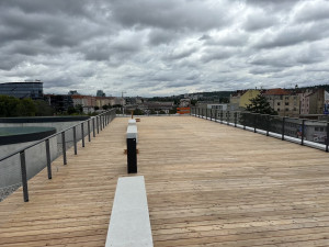 Terasu nádraží Bubny nakonec otevřou, ale omezeně. Už ji stihl počmárat vandal