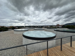 Terasu nádraží Bubny nakonec otevřou, ale omezeně. Už ji stihl počmárat vandal