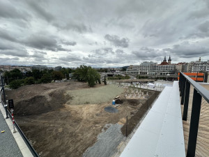 Terasu nádraží Bubny nakonec otevřou, ale omezeně. Už ji stihl počmárat vandal