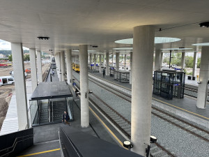 Terasu nádraží Bubny nakonec otevřou, ale omezeně. Už ji stihl počmárat vandal