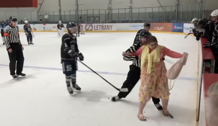 Matku museli z ledu vytlačit.