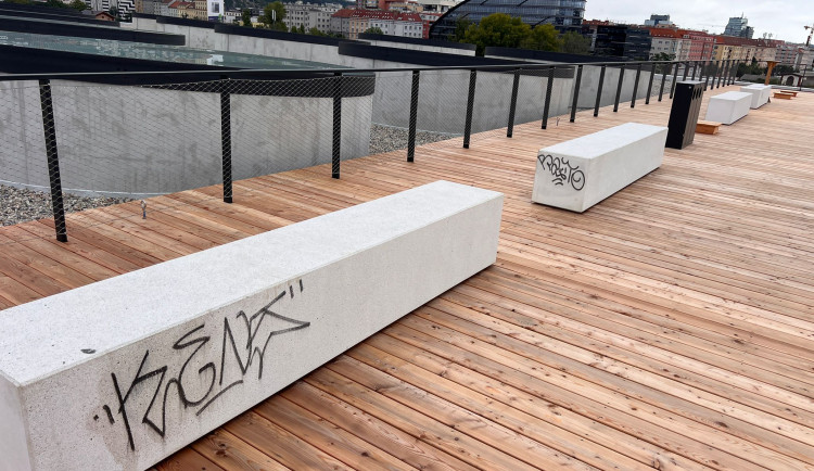 Betonové lavičky už poničil vandal.