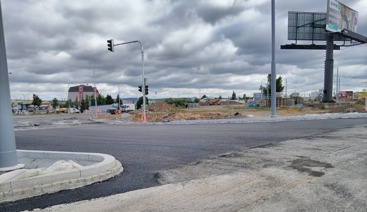 Na přestavované obří okružní křivatce u Makra se změnila podoba dopravního omezení