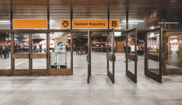 Ve stanici Náměstí Republiky srazilo metro člověka, doprava na lince B je omezena