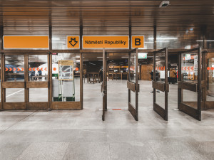 Ve stanici Náměstí Republiky spadla žena pod metro, vyvázla bez zranění