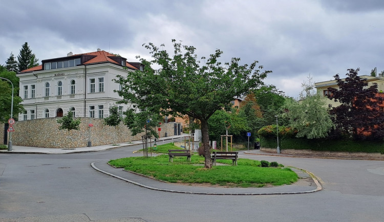 Místo by se mělo jmenovat Náměstíčko Karla Gotta.