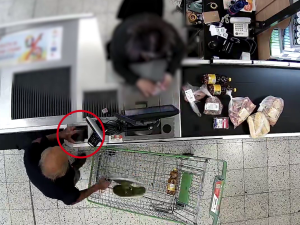 VIDEO: Muž zapomněl u pokladny peněženku, přivlastnil si ji nenechavý senior