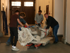 Socha Samsona opustila poprvé po 300 letech Budějce. Míří na výstavu do Prahy