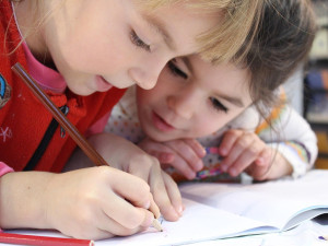 Pražské radnice podpoří rodiče dětí, kteří nemají peníze na školní pomůcky
