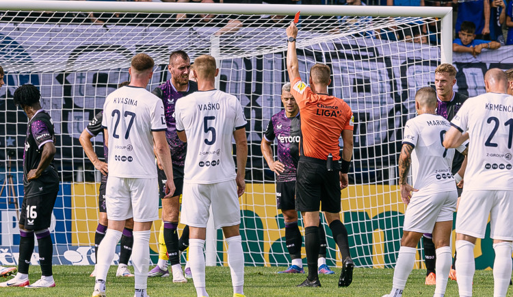 Chorý dostal červenou kartu.