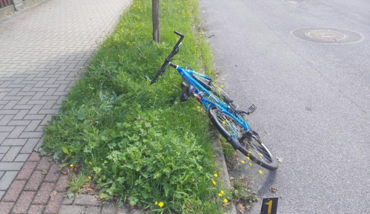 Senior spěchal pro oběd a havaroval na kole. Prudce zabrzdil a letěl přes řídítka