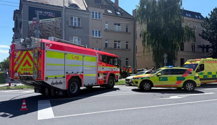 Pět zraněných v Opavě, policejní auto po srážce skončilo na chodníku