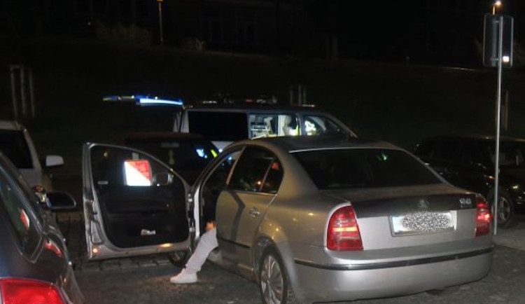 Nevšimla si, že na parkovišti nabourala jiné auto. Mladá žena nadýchala tři promile