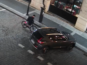 VIDEO: Zloděj objížděl v Praze auta na kole, z jednoho ukradl 6,5 tisíce eur
