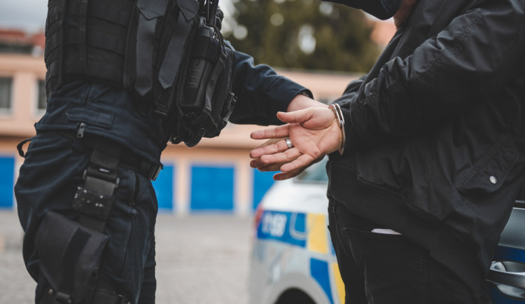 Zloděj popleta. Ukradl trezor a jeho obsah začal zkoumat před policejním prezidiem v Praze