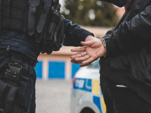 Zloděj popleta. Ukradl trezor a jeho obsah začal zkoumat před policejním prezidiem v Praze