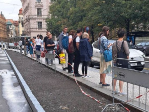 Rozšíření ostrůvku na Staroměstské je hotovo, město bude nyní sledovat dopravu