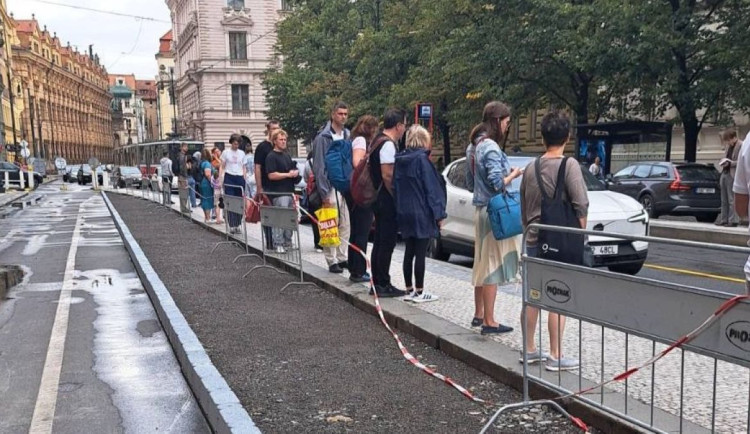 Rozšíření ostrůvku na Staroměstské je hotovo, město bude nyní sledovat dopravu