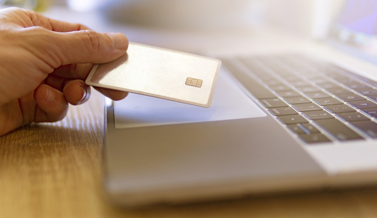 Maloobchod v červnu 2025: Růst tržeb táhly pohonné hmoty a e-shopy
