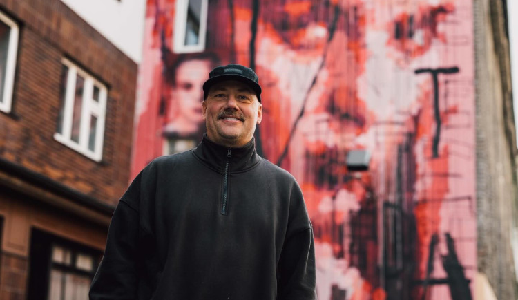 Na murál Jana Masaryka jsem spotřeboval 110 sprejů, říká umělec David Strauzz