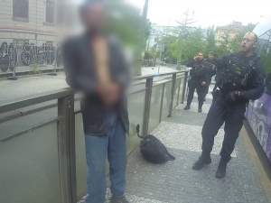 VIDEO: Muž se při hádce v tramvaji oháněl kobercákem, skončil v poutech
