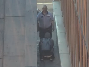 Policie zveřejnila video se zlodějem, který otvíral ukradený trezor hned u prezidia