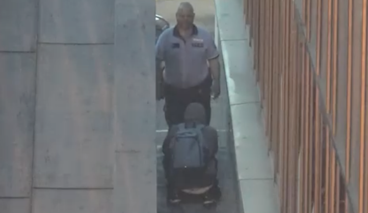 Zloděj vlezl policii přímo pod nos.