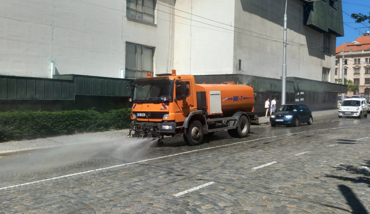 Služby města Jihlavy reagují na neúnosné vedro. Do ulic vyšlou kropicí vůz