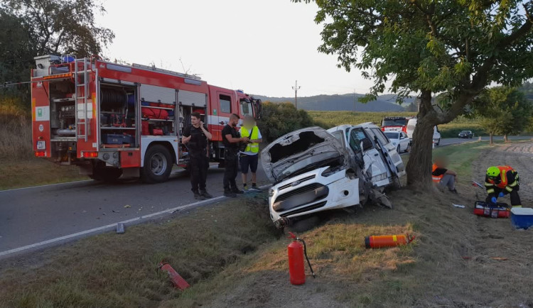 Auto vyletělo ze silnice a narazilo do stromu. Vážné zranění hlavy utrpěl jeden pasažér