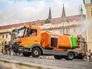 Pražské ulice kvůli přízemnímu ozonu přece jen pokropí, může vyvolat kašel i migrénu