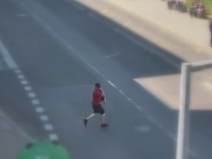 VIDEO: Hádka u metra Luka skončila pobodáním. Po útočníkovi pátrá policie