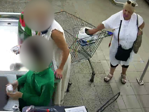 VIDEO: V Praze řádí kapsářka v bílém. Ukradenou peněženku si ukryla do podprsenky