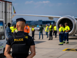 Policejní manévry na pražském letišti. Útvar rychlého nasazení dohlížel na převoz fosilií