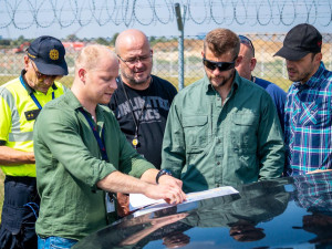 Policejní manévry na pražském letišti. Útvar rychlého nasazení dohlížel na převoz fosilií