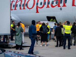 Policejní manévry na pražském letišti. Útvar rychlého nasazení dohlížel na převoz fosilií
