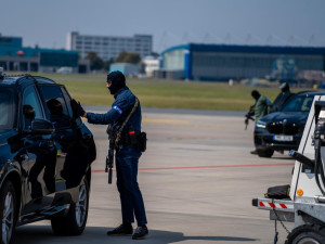 Policejní manévry na pražském letišti. Útvar rychlého nasazení dohlížel na převoz fosilií