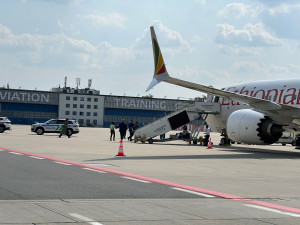 Policejní manévry na pražském letišti. Útvar rychlého nasazení dohlížel na převoz fosilií