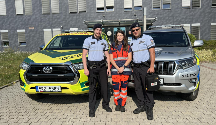 Policisté z Jáchymova zachránili muže v bezvědomí