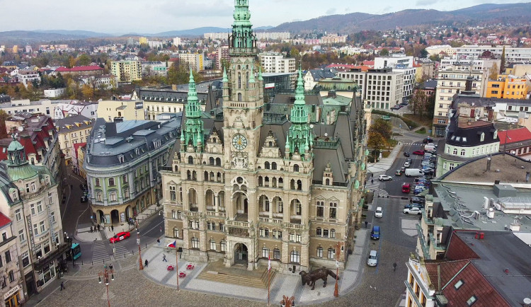 Výměna oken na liberecké radnici pokračuje. Letos jich obnoví 40