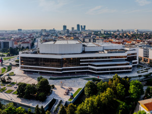 VIDEO: Netradiční čištění, kolem Kongresového centra Praha létá dron